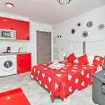 Boutique B1 Street Level Apartmán *