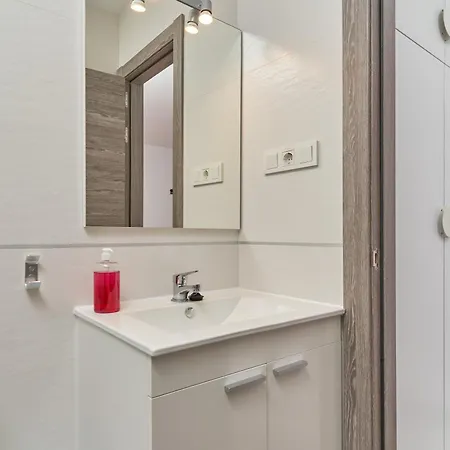 Boutique B1 Street Level * נרחה